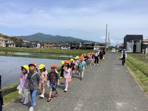 園外を歩いている子ども達の画像