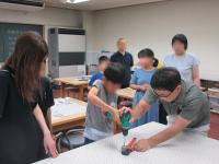 電動ドリルで発射口の穴を開けている画像