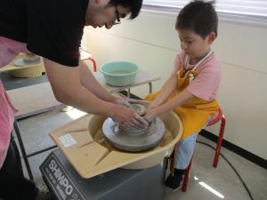 初めてろくろを回している画像