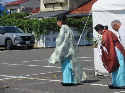 清祓いの儀で建物の四方を祓い清めている画像