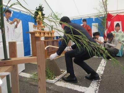 市長が苅初めの儀を行っている画像