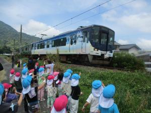 散歩先で電車に手を振っている画像