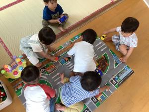 ミニカーで遊んでいる画像