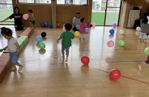 風船で遊んでいる画像