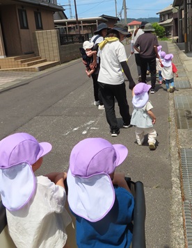散歩をしている画像