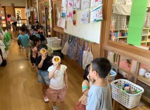 虫めがねをもって探検している画像