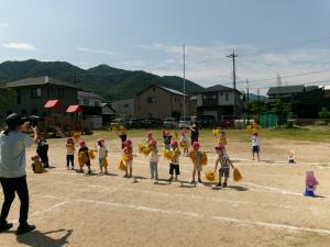 運動会ごっこをしている画像
