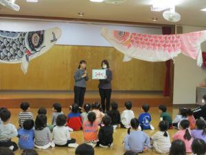 こどもの日の話を聞いている画像
