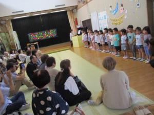 祖父母の皆さんに歌を披露している画像