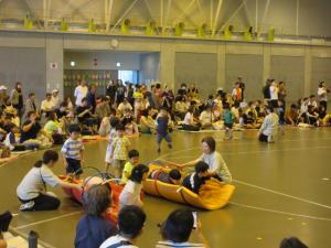 4歳児が恐竜になってサーキット遊びをしている画像