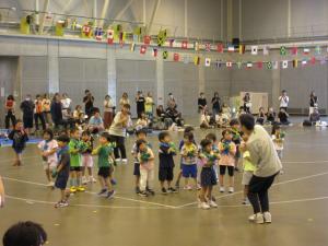 4歳児が恐竜になって、踊りを踊っている画像