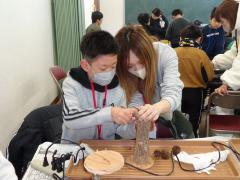 材料を組み立てる様子の写真