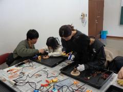 熱で材料を接着する様子の写真