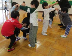 異年齢の友達とロンドン橋落ちたをして遊んでいる画像