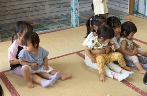 異年齢児でふれあい遊びをしている画像