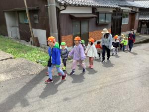 異年齢で散歩に出かけている画像