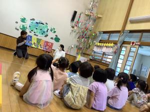 大型絵本を見ている画像
