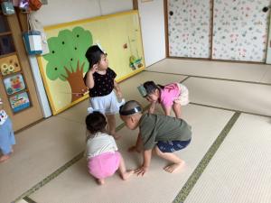 カエルになって遊んでいる画像