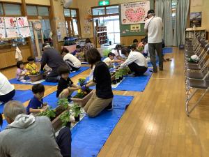 地域の方と一緒に花の苗植えをしている画像