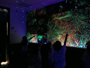保育園の中に作ったプラネタリウムの画像