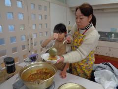 カレーを盛り付ける様子の写真