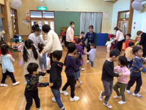 ひなまつりの踊りをしている画像