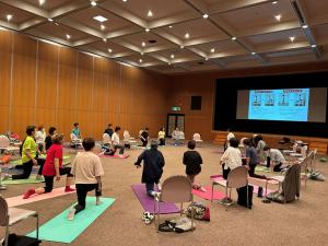 運動指導を受けている参加者の画像