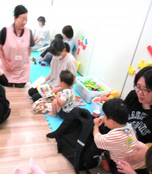 ボランティアと遊んでいる画像