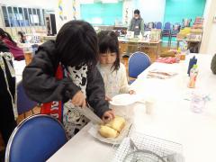 パンケーキを切る様子の写真