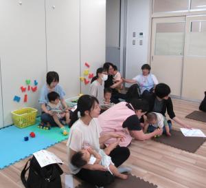 講師から母たちにほめ言葉をかけてもらっている画像