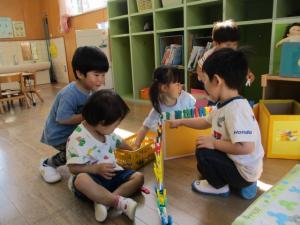 2歳児・3歳児が部屋で友達と遊んでいる画像