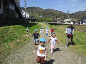 4歳児・5歳児が走っている画像
