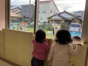 シャボン玉を見ている画像