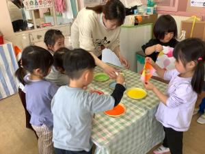染め紙で万国旗を作っている画像
