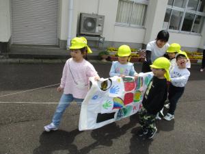 手作りのこいのぼりをあげている画像