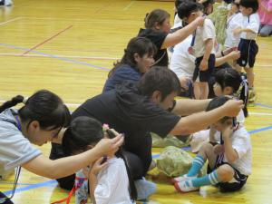 保護者から子どもへメダルのプレゼントを渡している画像