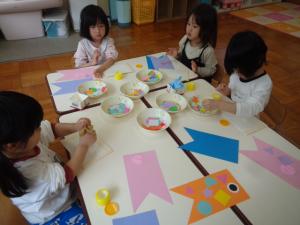 こいのぼりの制作をしている画像
