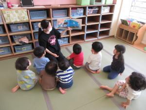 読み聞かせを楽しむ2歳児の画像
