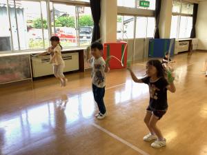 縄跳びに挑戦する5歳児の画像