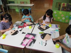 5歳児が制作あそびをしている画像