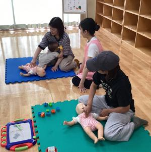 心臓マッサージをしている画像