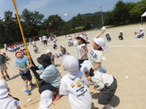 小学校の校庭で玉入れをしている画像