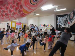 こいのぼりの踊りを踊っている画像