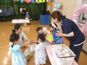 何があたるか、くじを引いて楽しんでいる画像