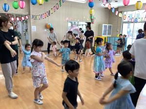 盆踊りを踊っている子ども達の画像