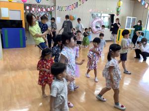 小さい子も一緒に盆踊りを踊っている画像