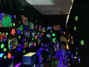 プラネタリウムを通っている子ども達の画像