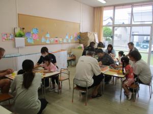 みかん組の子ども達と祖父母の方が三角つなぎや四角つなぎを作っている画像