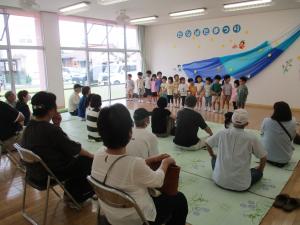 歌と踊りを披露している画像