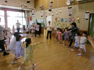 輪になってみんなで盆踊りをしている画像